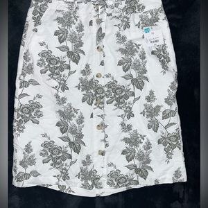 Cute floral pattern tie waist skirt.
